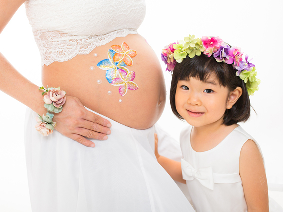 子供と一緒にボディジュエリーでマタニティフォト
