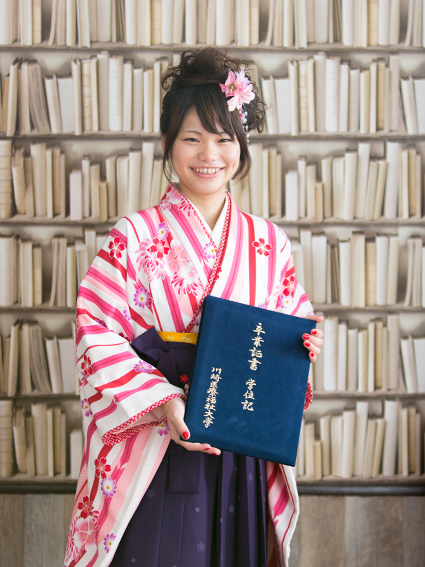 卒業証書と共に卒業写真