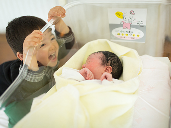 お兄ちゃんも興味津々のニューボーンフォト
