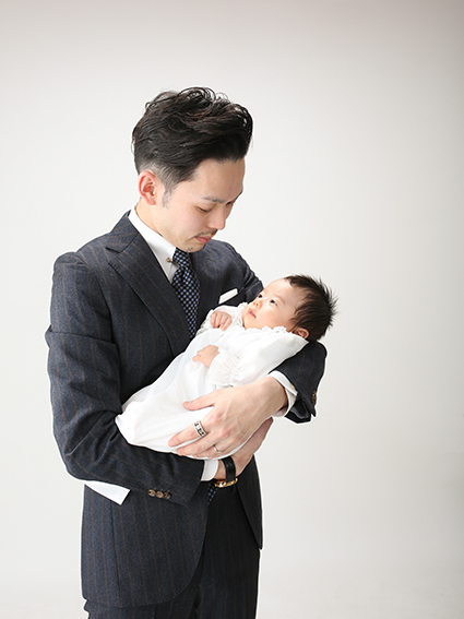 お父さんと一緒のお宮参り写真