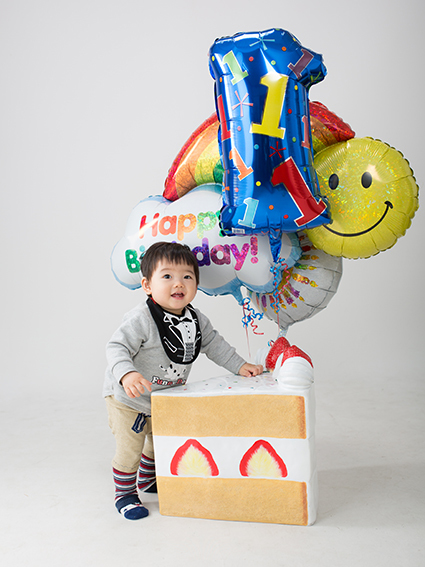 風船と一緒の誕生日写真