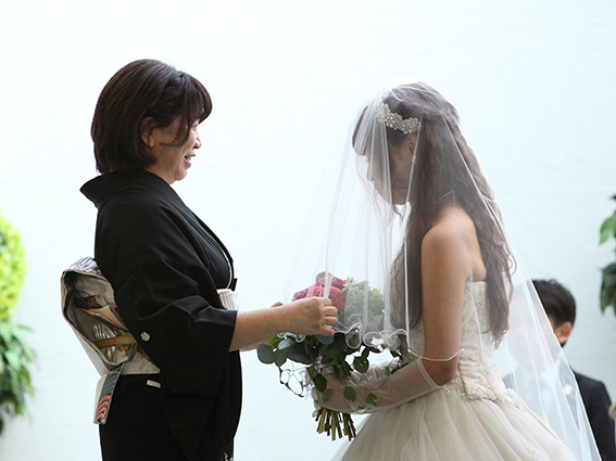 結婚式，当日スナップ，メイクシーン，ベールダウン