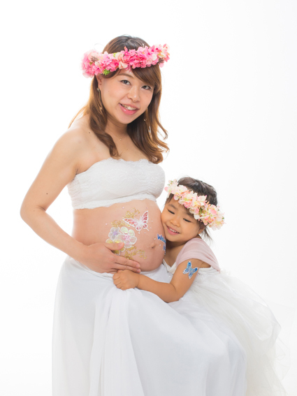 子供と一緒にボディジュエリーでマタニティフォト